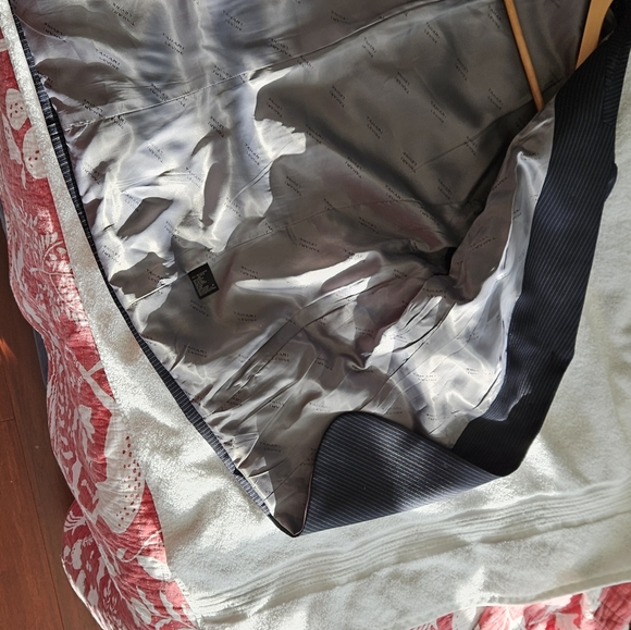 Tahari size 18 w black pinstripe silver shortsleeve pant suit and jacket - Picture 10 of 16